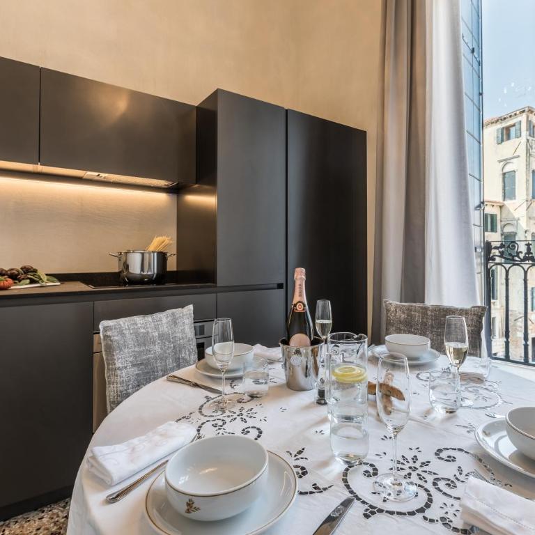 Palazzo Morosini Degli Spezieri - Lifestyle Apartments - Deluxe Apartment with Balcony and Canal View - 5