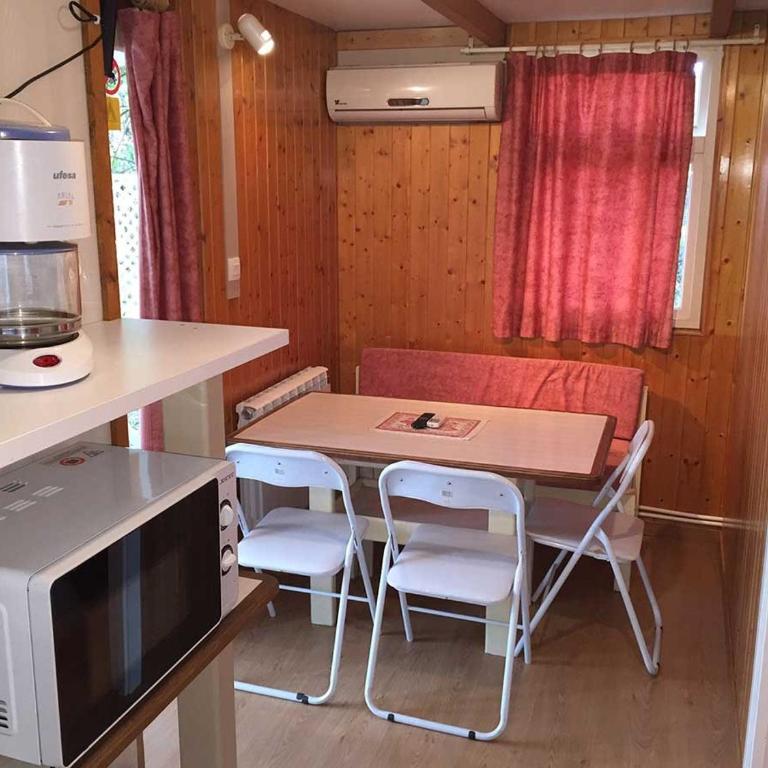 Bungalows & Albergue La Playa - Two-Bedroom Bungalow (1-5 Adults) - 7