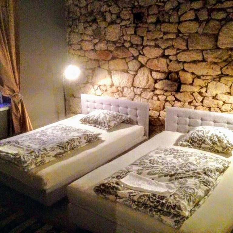 Hostel Musala - Standard Queen Room with Two Queen Beds - 5