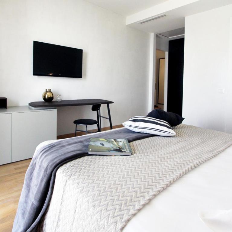 AQVA Boutique Hotel (Adults Only) - Camera Matrimoniale King Deluxe con Balcone e Vista Lago - 3