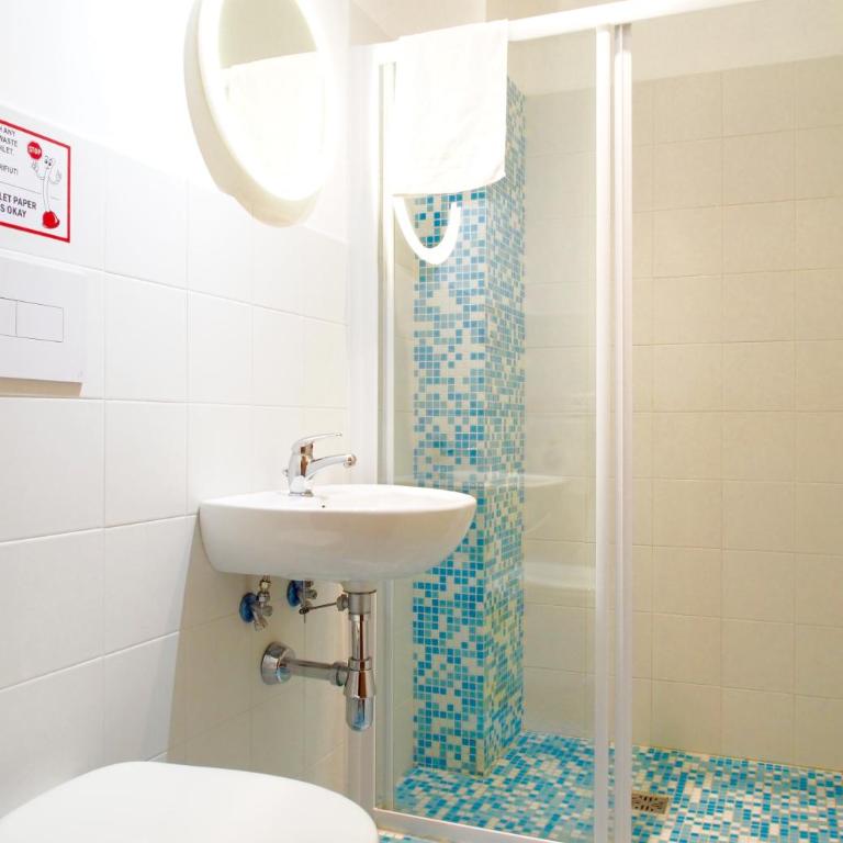Safestay Pisa Centrale - Camera Doppia con Letti Singoli con Bagno Interno - 14
