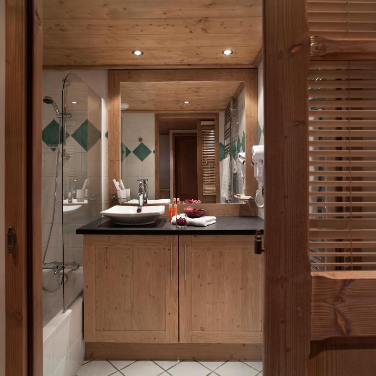 CGH Résidences & Spas Les Chalets de Jouvence - Three-Bedroom Apartment (8 Adults) with Spa Access - 4