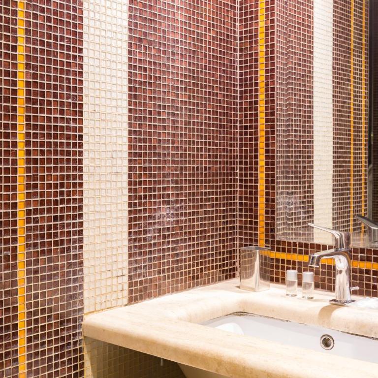 Rooms Roma - Monti - Camera Matrimoniale con Bagno Privato Esterno - 2