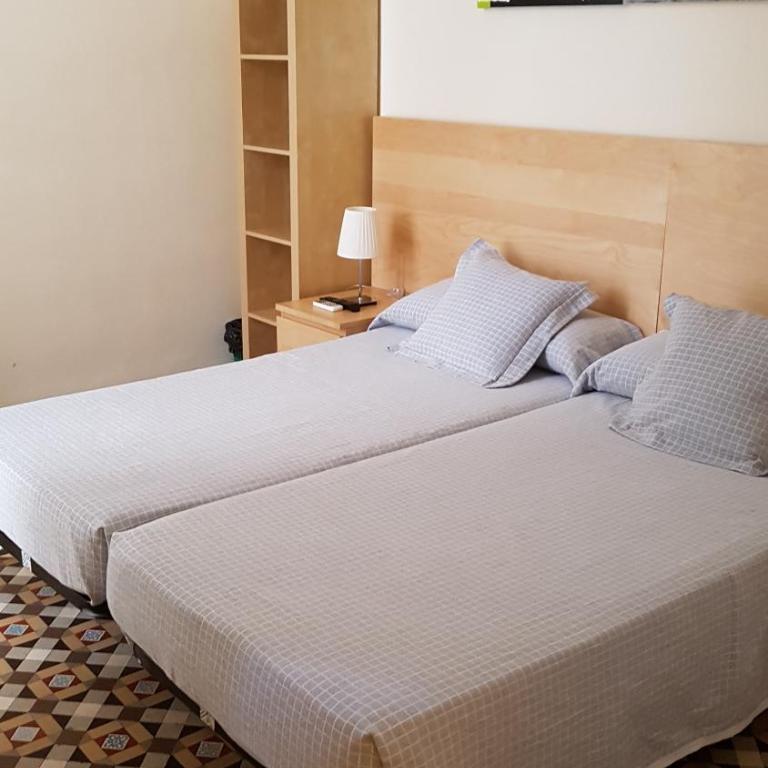 Hostal Eixample - Double or Twin Room with Interior Balcony and with Private Bathroom - 8
