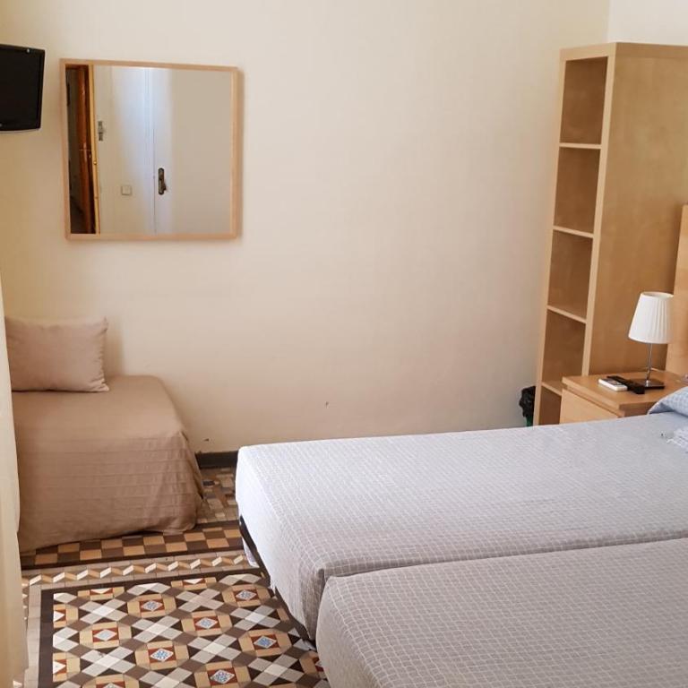 Hostal Eixample - Double or Twin Room with Interior Balcony and with Private Bathroom - 4