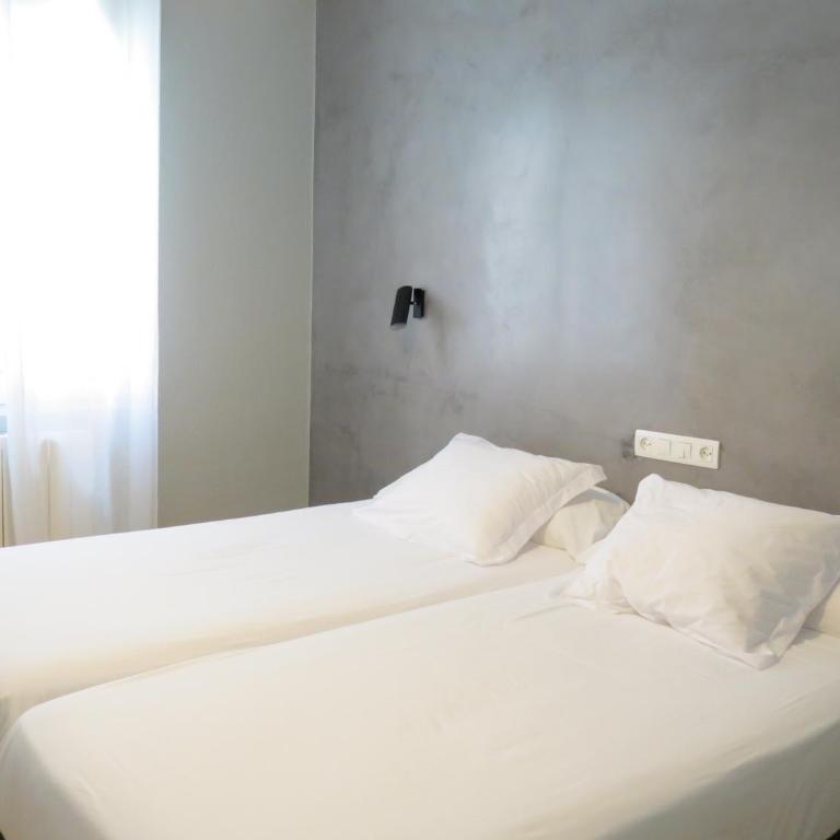 Pensión Don Claudio - Twin Room with Shared Bathroom - 5