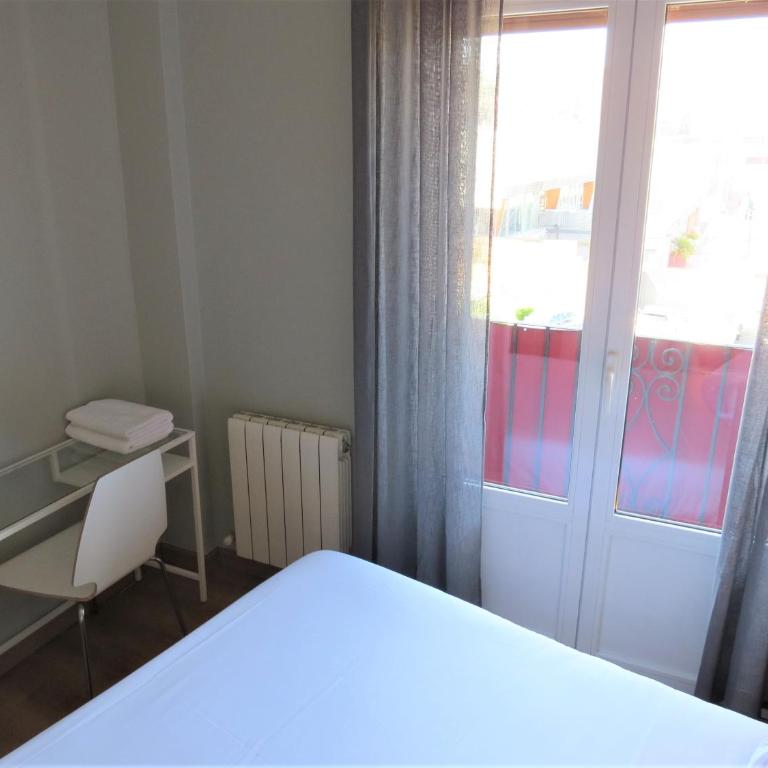 Pensión Don Claudio - Single Room with Private Bathroom - 7
