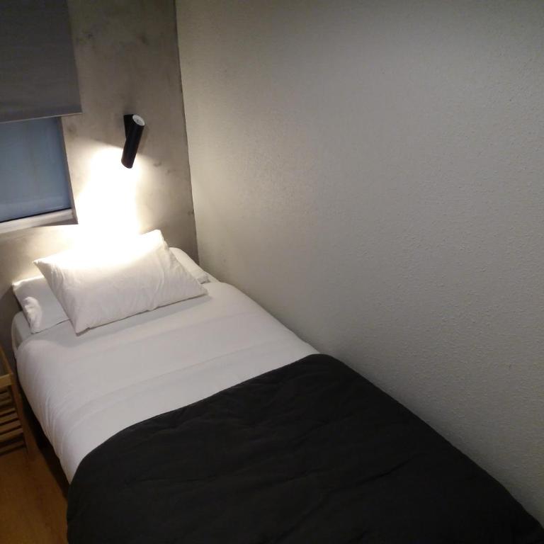 Pensión Don Claudio - Single Room with Shared Bathroom - 1