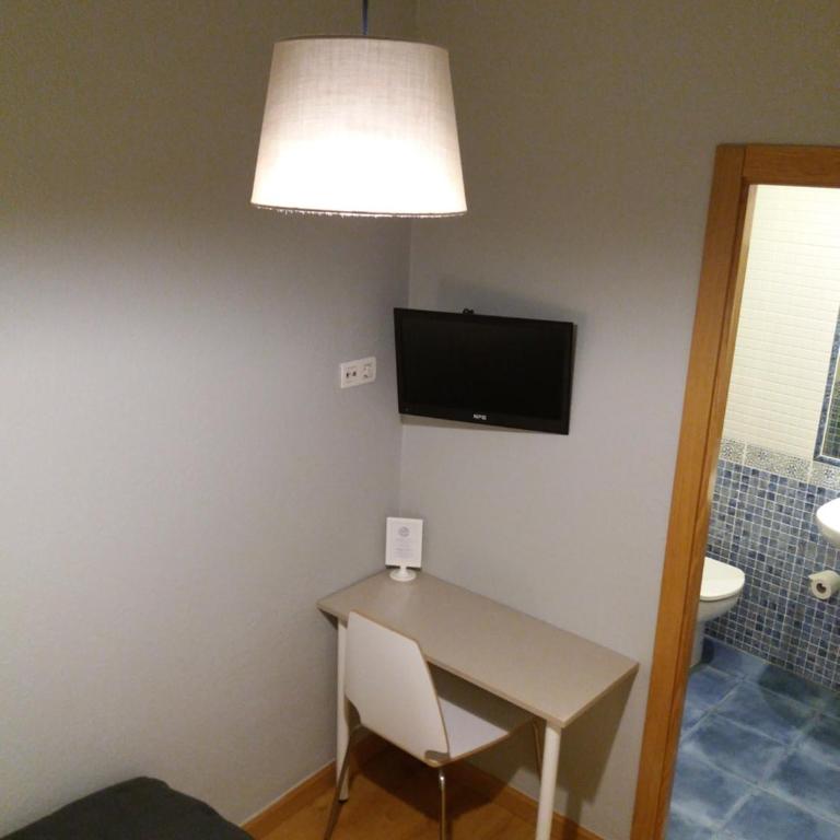 Pensión Don Claudio - Single Room with Private Bathroom - 6