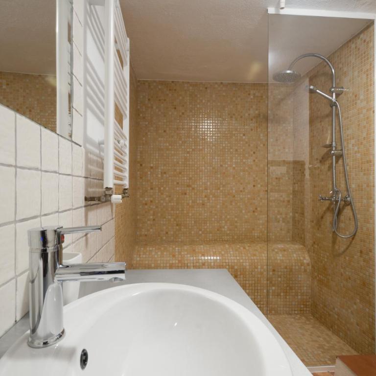 Casa Bombo - Double Room with Private Bathroom and Views to the Alhambra - 3