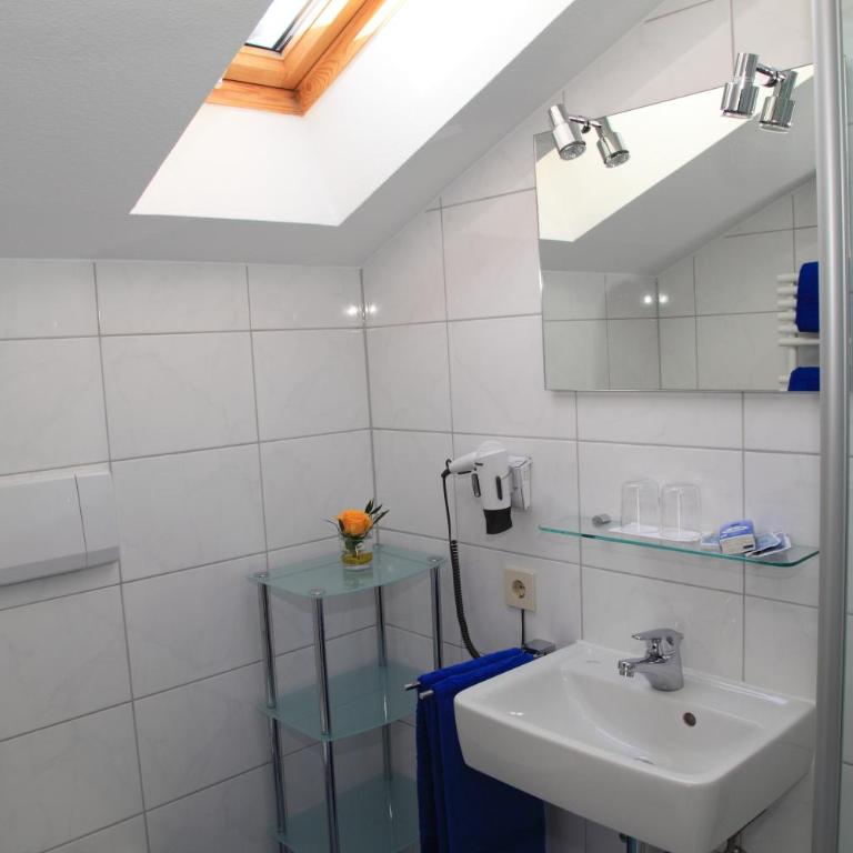 Hotel Christine - Doppelzimmer mit Dusche - 14