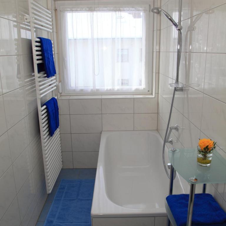 Hotel Christine - Doppelzimmer mit Badewanne - 7