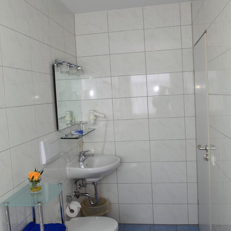 Hotel Christine - Doppelzimmer mit Badewanne - 13