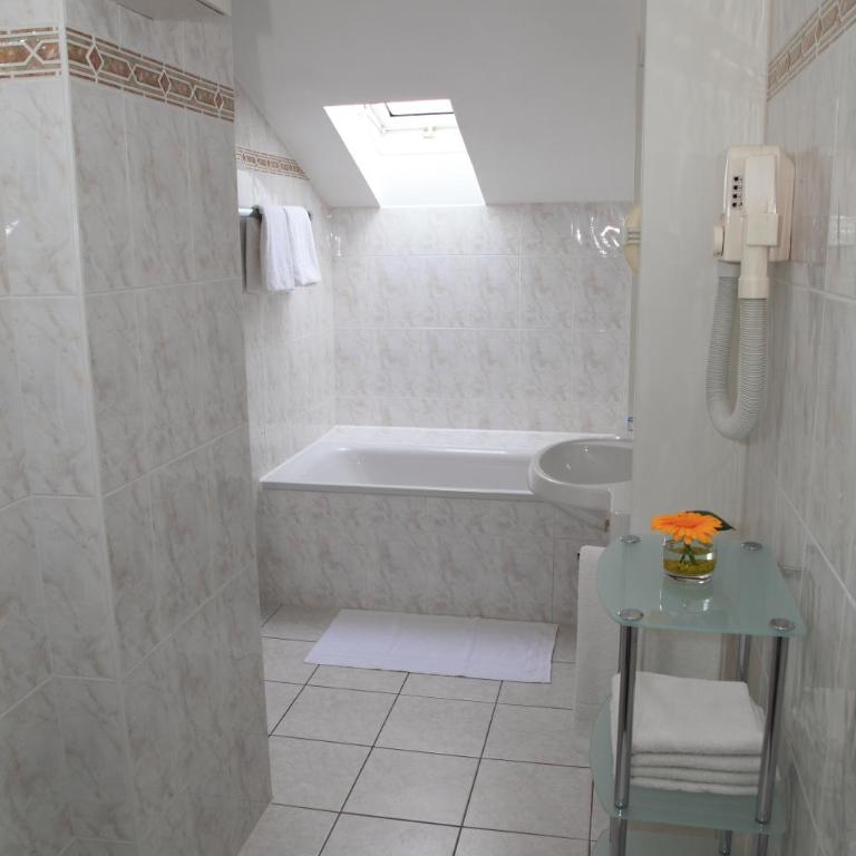 Hotel Christine - Doppelzimmer mit Badewanne - 8