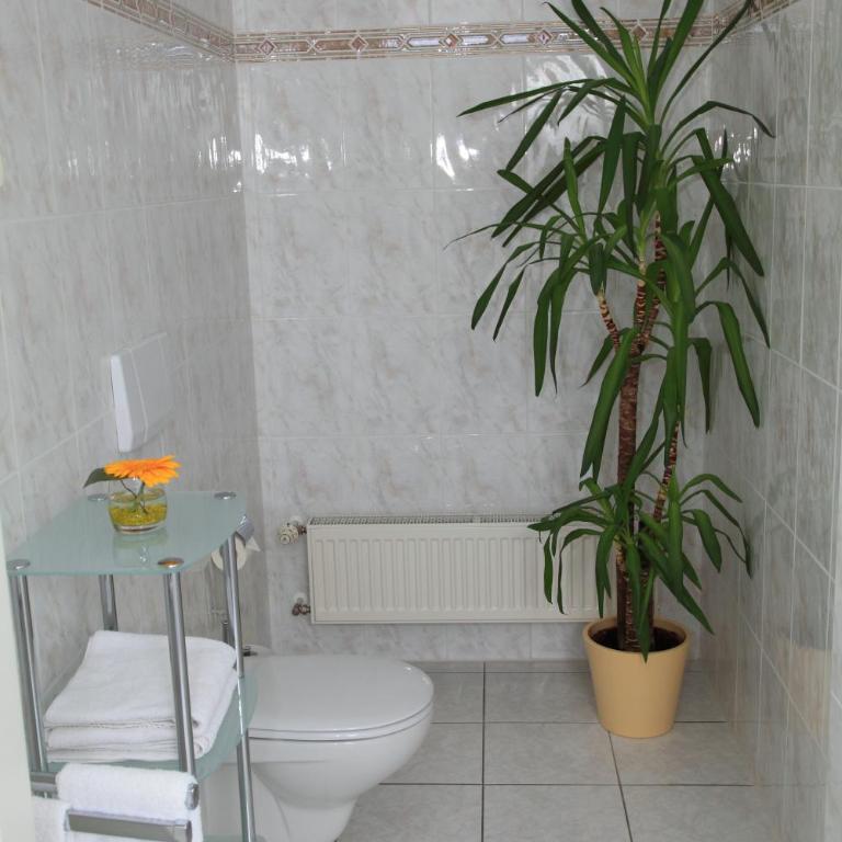 Hotel Christine - Doppelzimmer mit Badewanne - 11