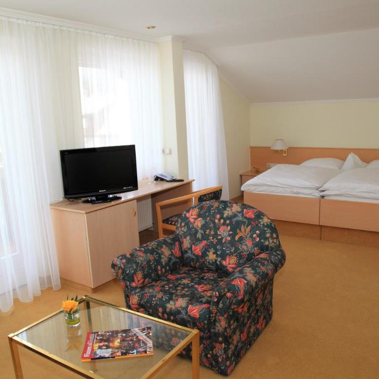 Hotel Christine - Doppelzimmer mit Badewanne - 10