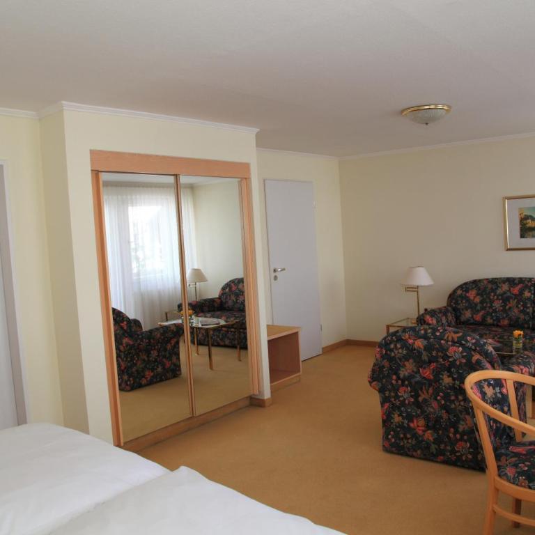 Hotel Christine - Doppelzimmer mit Badewanne - 9