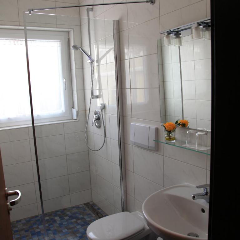 Hotel Christine - Doppelzimmer mit Dusche - 8