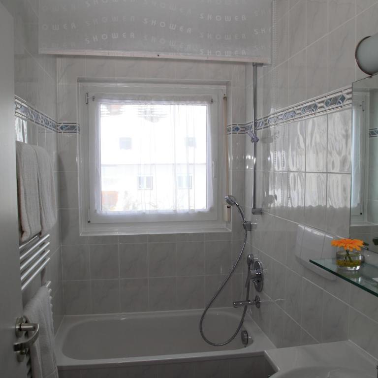 Hotel Christine - Doppelzimmer mit Dusche - 15