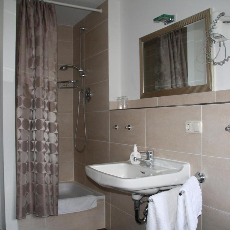 Gästehaus Nicole - Doppelzimmer mit Balkon - 4