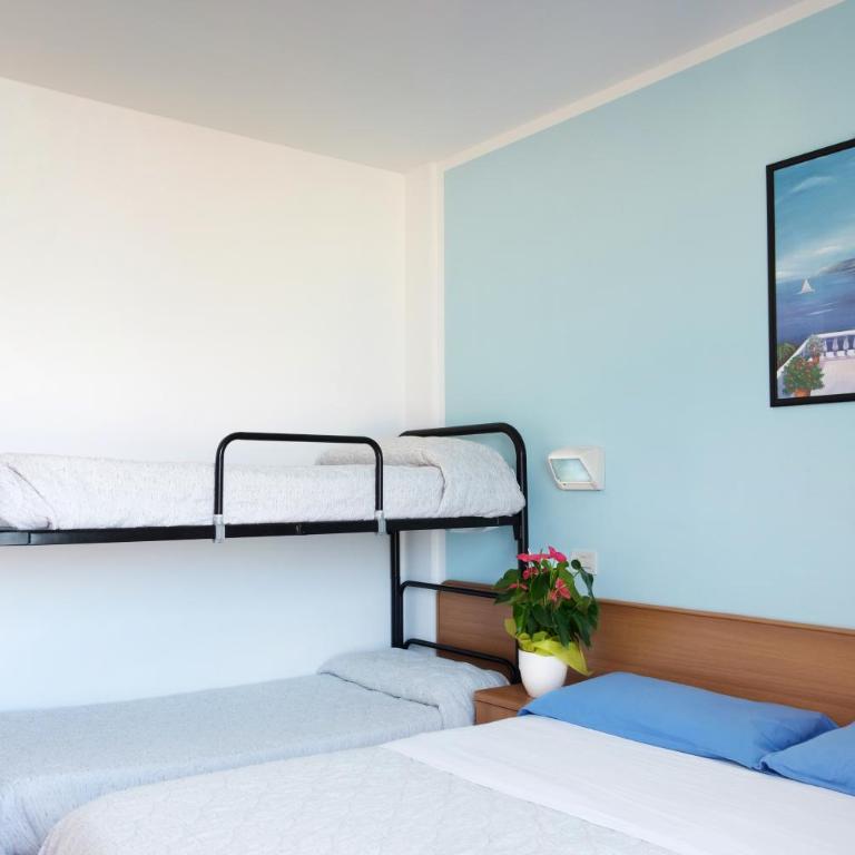 Hotel Emilia - Dreibettzimmer mit Balkon - 9