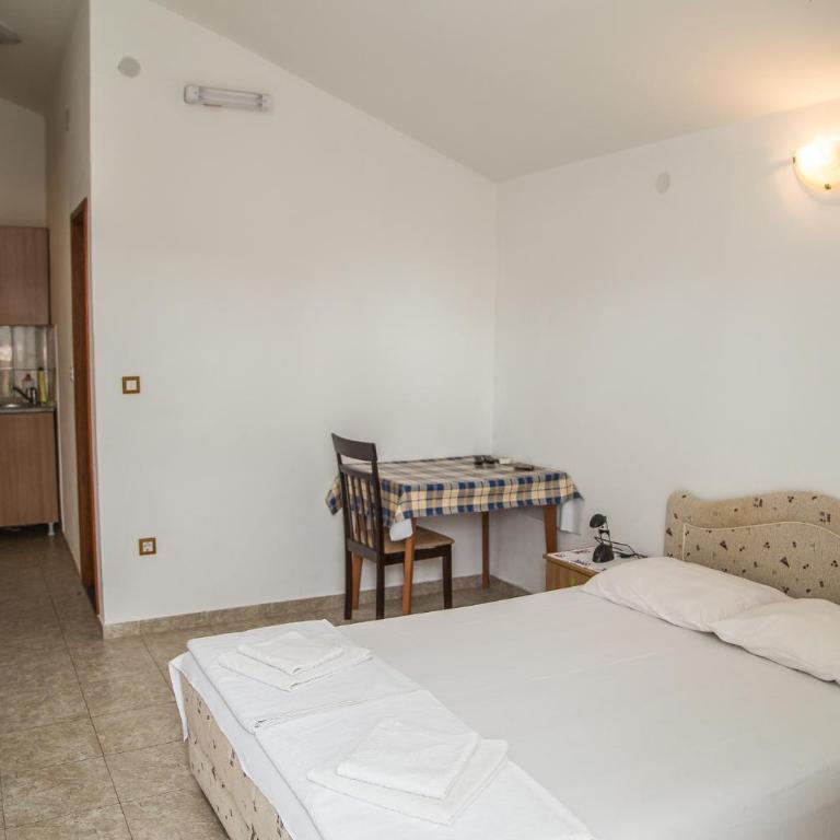 Apartmani Ksenija - Studio with Mountain View - 5