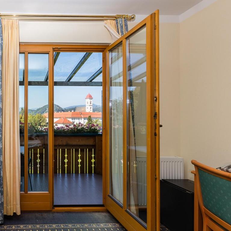 Hotel Fasching - Suite mit 2 Schlafzimmern und Balkon und Seeblick - 5