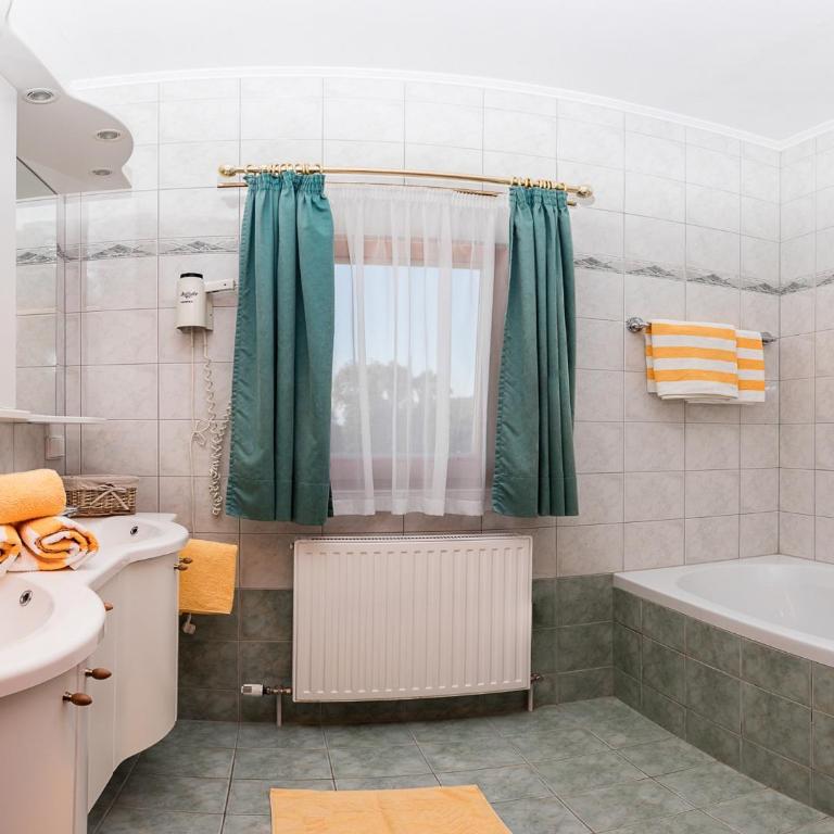Hotel Fasching - Suite mit 2 Schlafzimmern und Balkon und Seeblick - 2