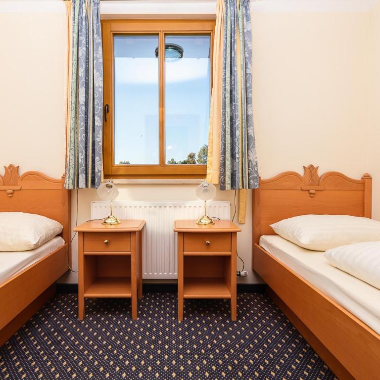 Hotel Fasching - Suite mit 2 Schlafzimmern und Balkon und Seeblick - 3