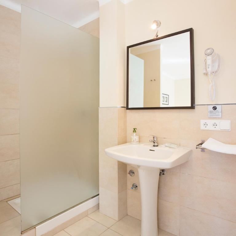 Hostal Bonany - Habitación Doble con balcón - 1 o 2 camas - 16