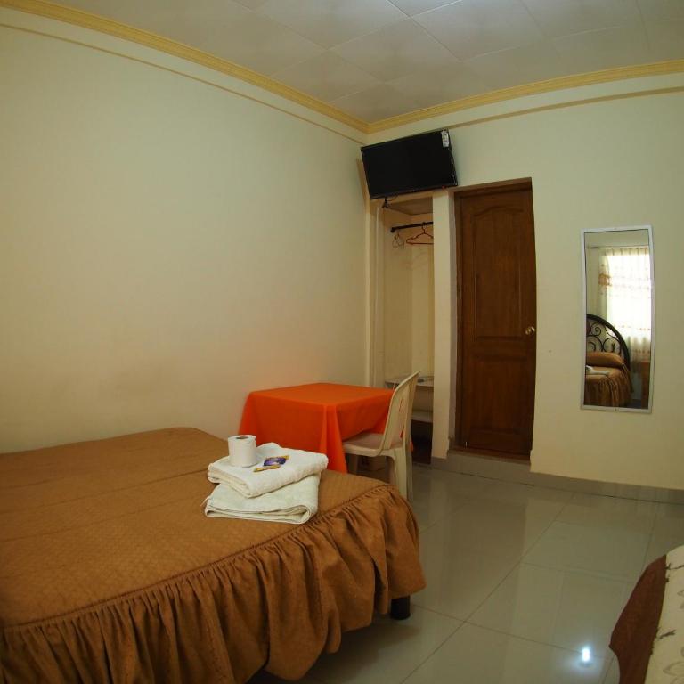 Hostal Butch Cassidy - Deluxe Double Room with Shower - 1