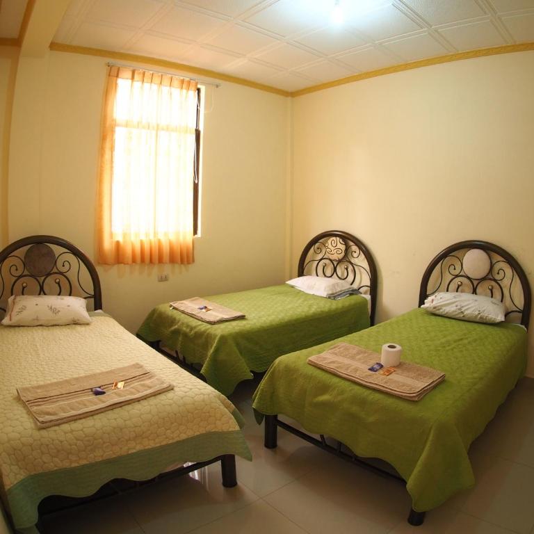 Hostal Butch Cassidy - Triple Room with Private Bathroom - 1