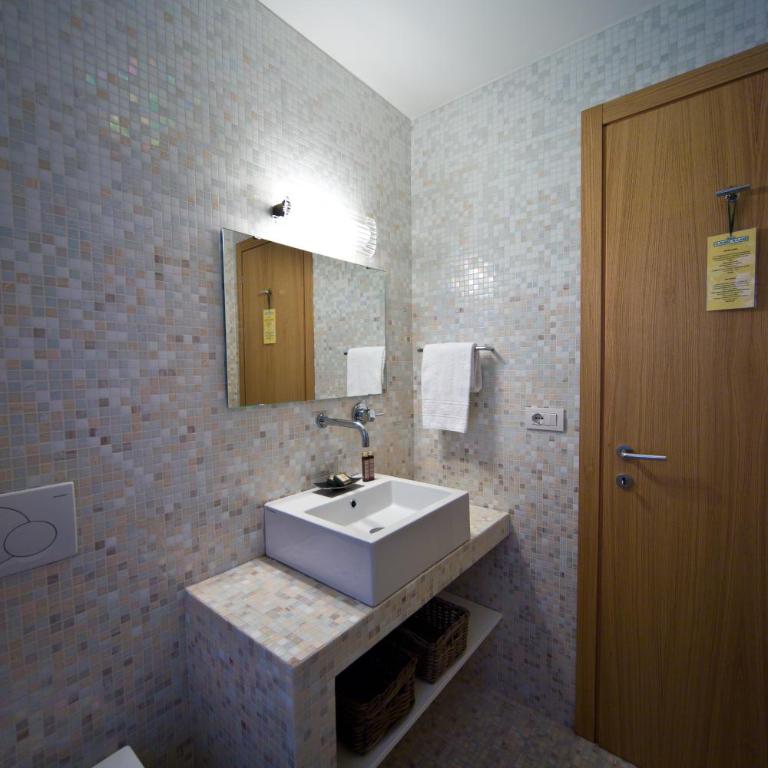 Albergo Milano - Camera Matrimoniale con Vista Lago - Dependance - 8