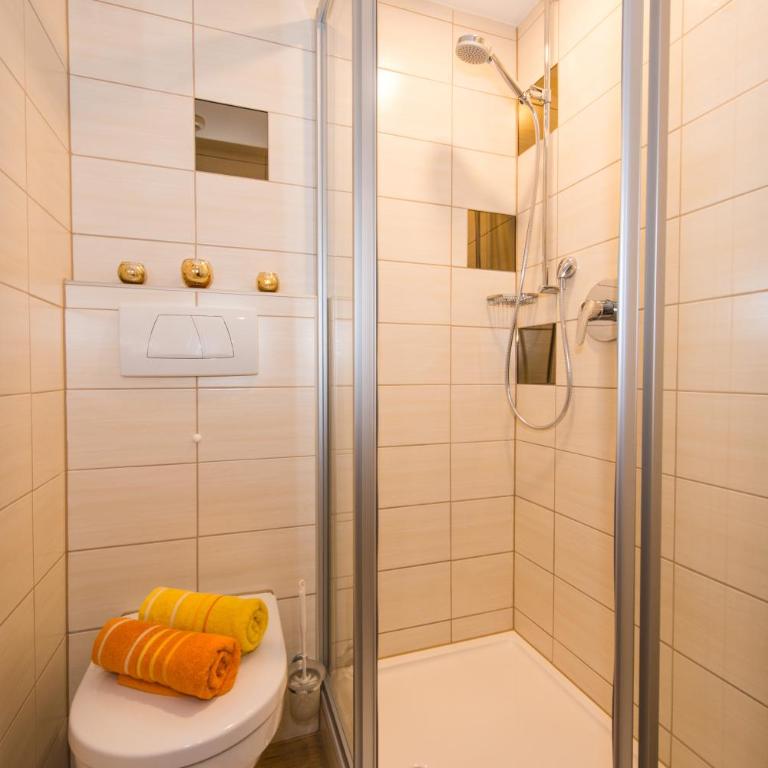 Gästehaus Wanker - Doppelzimmer mit Bergblick - 1