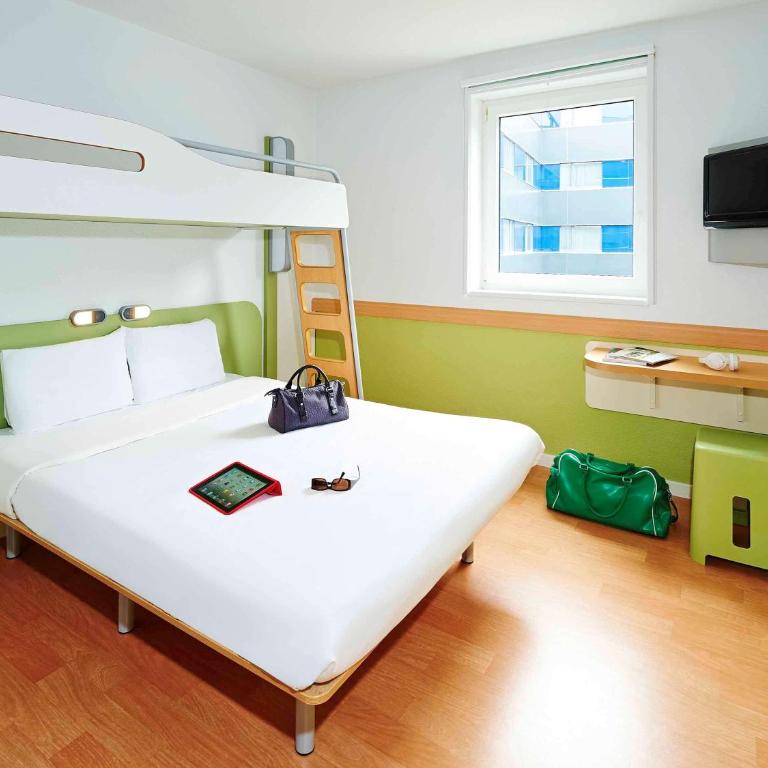 ibis budget Bordeaux Lac - Chambre Standard avec 1 Lit Double et 1 Lit Superposé - 16