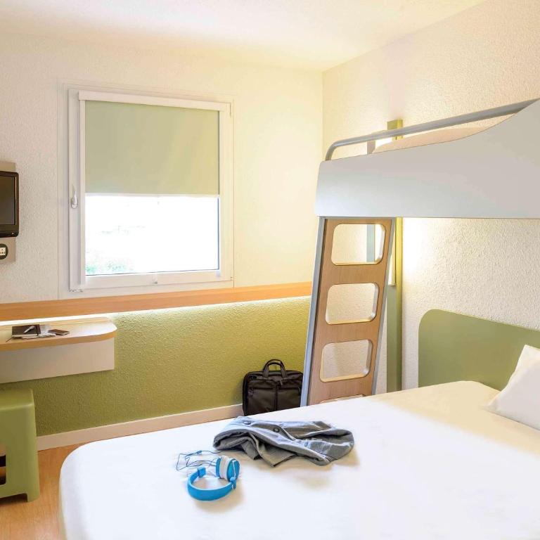 ibis budget Bordeaux Lac - Chambre Standard avec 1 Lit Double et 1 Lit Superposé - 15