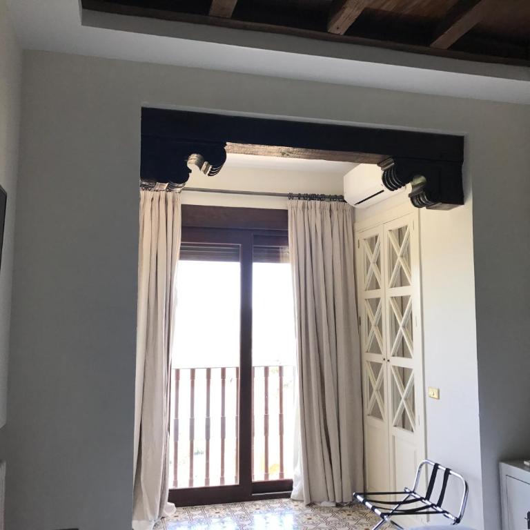 Casa Palacio VillaZambra - Habitación con cama extragrande y bañera de hidromasaje - 1