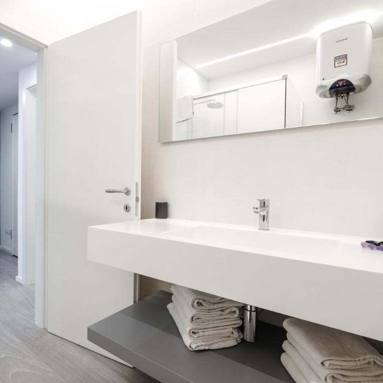 Bertamini Apartments - Apartment mit 2 Schlafzimmern, Terrasse und Seeblick - 12