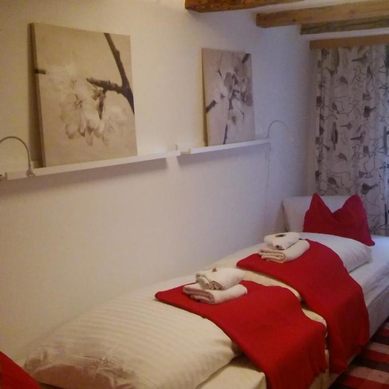 Cityhotel Junger Fuchs - Zweibettzimmer mit eigenem Bad außerhalb des Zimmers - 2