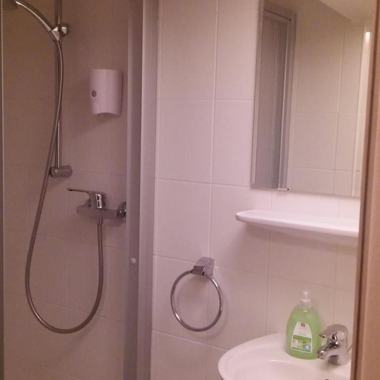 Cityhotel Junger Fuchs - Zweibettzimmer mit eigenem Bad außerhalb des Zimmers - 1