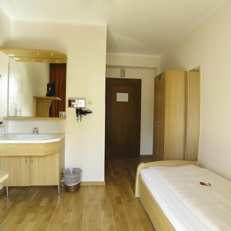 Alpen.Adria.Stadthotel - Einzelzimmer mit Balkon - 5