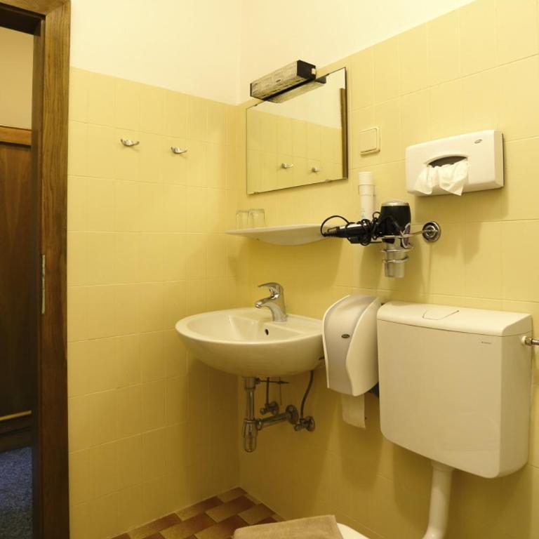 Alpen.Adria.Stadthotel - Doppelzimmer mit Balkon - 4