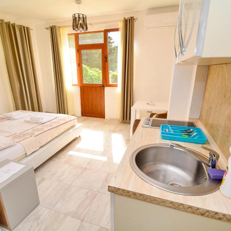 Bocche di Cattaro Studios - Studio with Garden View - 8