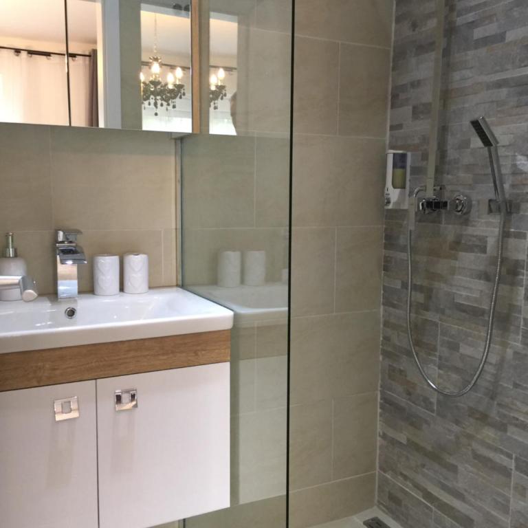 Enjoyit Rooms - Zimmer mit Queensize-Bett und Balkon - 14
