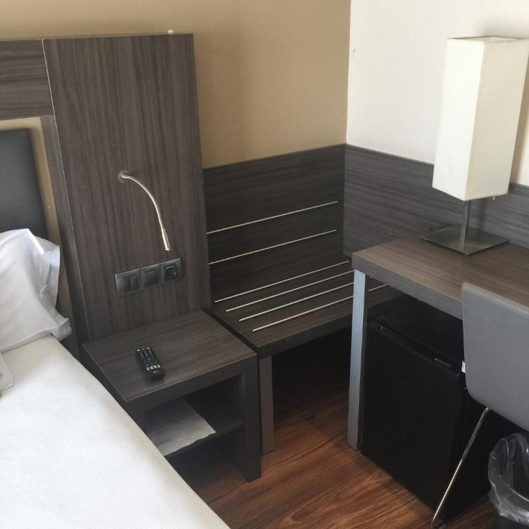 Hotel Oasis - Standard Room Interior - 7