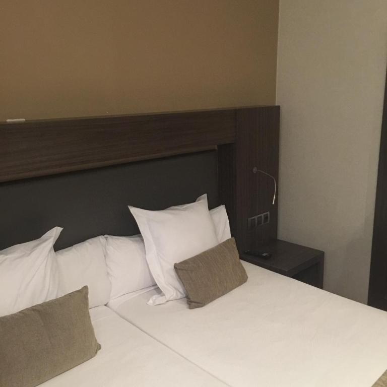 Hotel Oasis - Standard Room Interior - 2