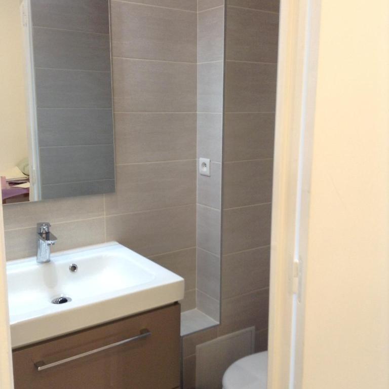 Hôtel Richard - Chambre Quadruple avec Salle de Bains Privative - 2