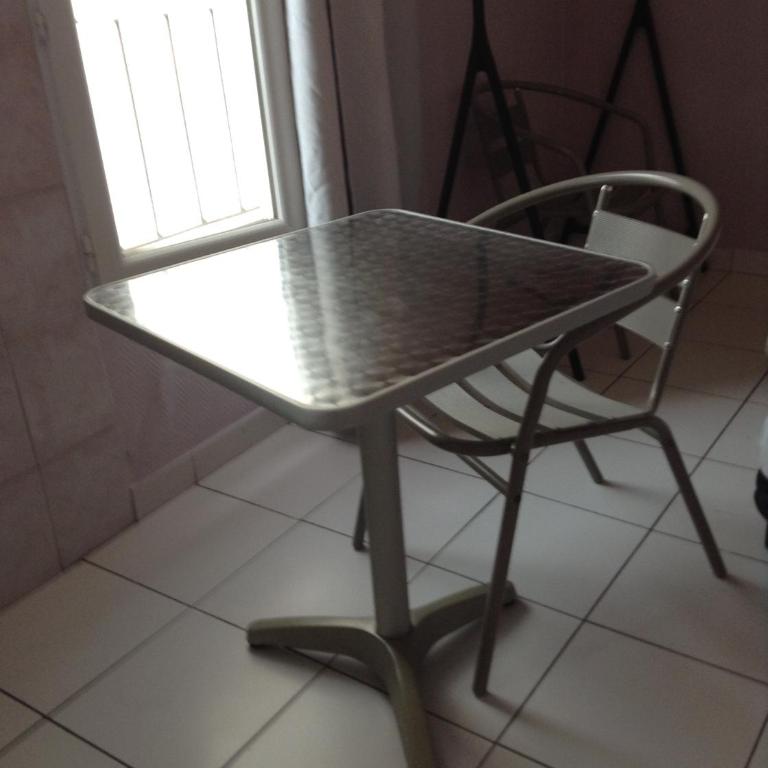 Hôtel Richard - Chambre Simple avec Salle de Bains Commune - 1