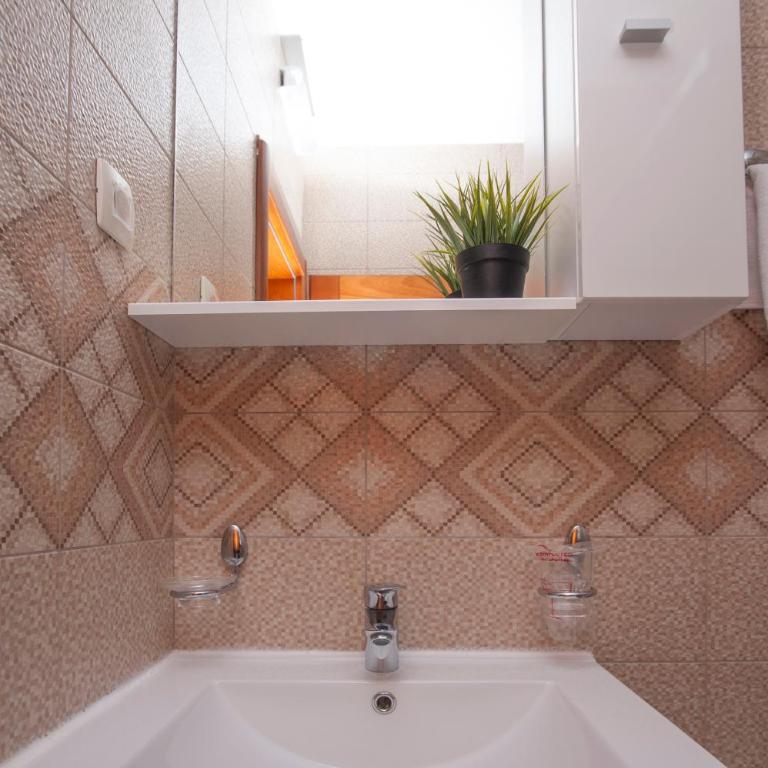 Guest House Medin - Triple Room with Balcony - 4