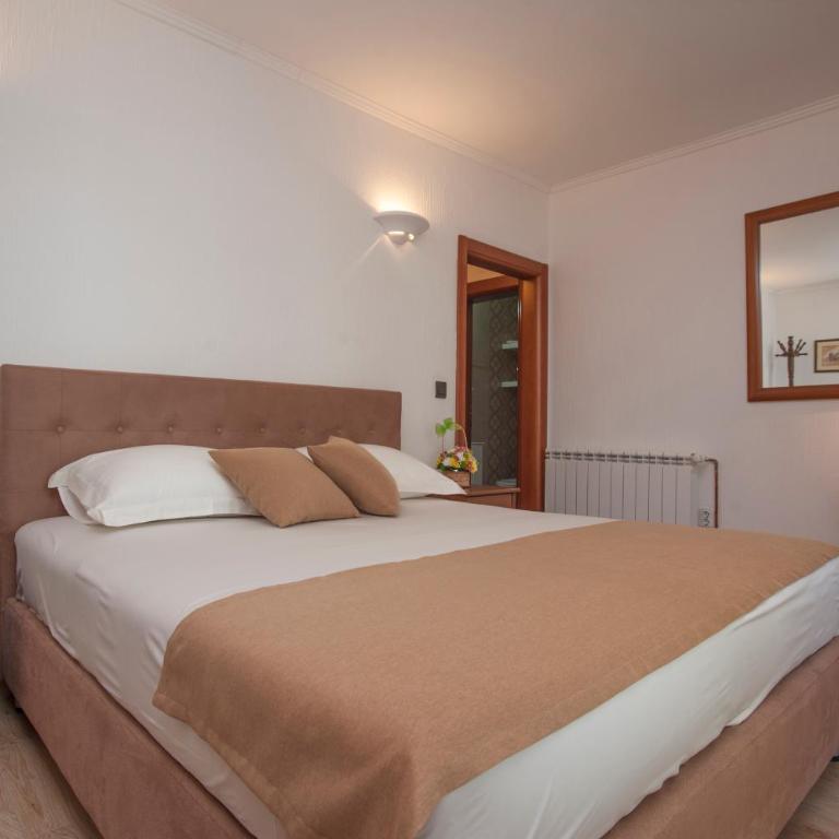 Guest House Medin - Double Room with Balcony and Garden View - 2